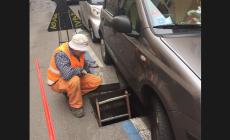 L'auto parcheggiata non ferma gli operai 