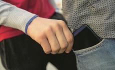 Spintone sul bus e mani in tasca. Sei studenti derubati del cellulare