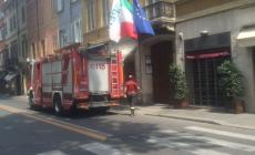Black out in città. Donna e due bimbi bloccati in ascensore