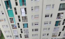 Ancona, attende sul balcone mentre la compagna si prostituisce: denunciato 