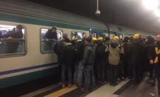 Tifosi del Parma a Reggio in pullman e in treno (in ritardo per problemi sulla linea) 