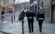 Adesivo della sua agenzia trovato su un cestino dei rifiuti: multato