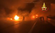 Assalto in stile militare a portavalori in A1: chiodi e auto bruciate