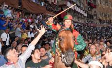 Palio, vince la contrada del Drago