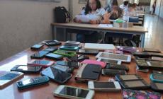 Il ministro Valditara: "Stop ai cellulari alle superiori dal prossimo anno"
