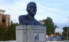 Il busto di Lenin resiste ai vandali