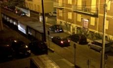Auto a tutta velocità «gioca» schivando le macchine parcheggiate
