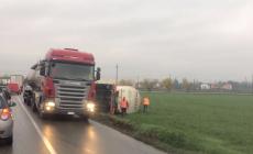 Il recupero del camion ribaltato a Madregolo