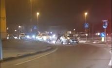 Attimi di follia sulla rotatoria a Pontetaro, ecco cosa rischia l'aggressore