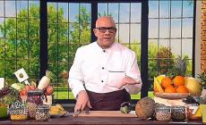 Chef vegano cucina per i poveri ma loro vogliono la carne