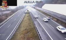 Prende l'A15 contromano e fa pure inversione, ritirata patente a un 90enne: il video
