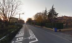 Auto sbanda e finisce contro un muretto