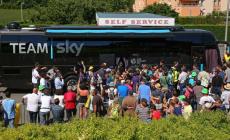 Tour, polemiche sul camion-cucina