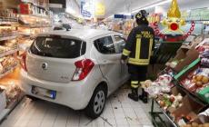 Perde il controllo dell'auto, sfonda la vetrina e finisce dentro al supermercato  - Foto 