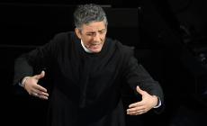 Sanremo inizia con Fiorello con l'abito talare di  Don Matteo