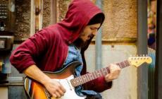 Musicista di strada «cacciato» dai vigili Video