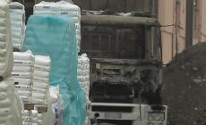 In fiamme i camion di un'azienda. Di nuovo