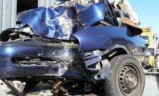 Auto contro platano: due feriti gravi