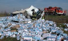 Camion si ribalta in autostrada: rovesciate migliaia di brick di latte 