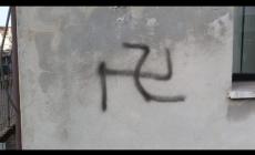 A San Daniele, svastica sulla casa di una deportata ad Auschwitz