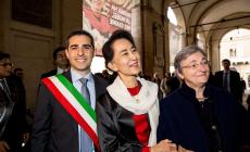 Cori di studenti  per Aung San Suu Kyi