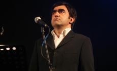 «Largo al Factotum»: Elio in forma classica con il pianista Prosseda 