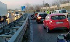 Scontro fra un'auto e una moto: tangenziale Ovest in tilt fra via Volturno e via Emilia