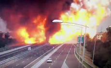 Inferno a Bologna. esplode un'autocisterna. 2 morti e 55 feriti