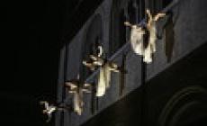 Danza verticale e giochi di luce: pubblico con il fiato sospeso in piazza Duomo