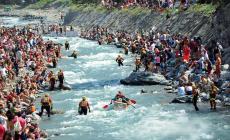 Barche di cartone in gara e tanto gusto