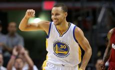 Curry 40 punti, i Warriors puntano al bis