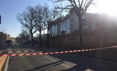 Viale Piacenza, frontale tra due auto ne coinvolge una terza: tre feriti, uno è grave