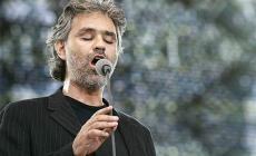 Sposi increduli a Portovenere, Bocelli canta per loro