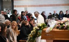 Una città in lacrime al Buon Pastore per l'ultimo saluto ad Alessia - le foto
