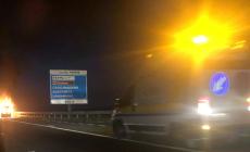Auto in fiamme in autostrada (verso Milano)