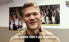 Cornelius rovescia la birra al tifoso con una pallonata: 'Incontriamoci, te ne offro una' - Video