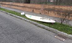Un... Mercoledì da leoni: tavola surf abbandonata sul lungo Parma