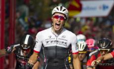 Aru resta in rosso, vince Van Poppel