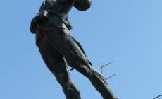 I soci del Circolo Filippo Corridoni: 'Monumento rovinato da chi si appoggia, mettere una recinzione'