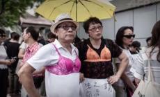 Centinaia in reggiseno contro arresto di una donna