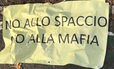Viale Vittoria: cartello anti-spaccio già strappato e gettato nella campana del vetro - Foto 