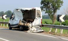 Violento scontro in tangenziale: furgone sventrato da un autoarticolato