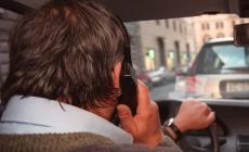 Cellulare alla guida: multe per 46. Tra loro autista di bus