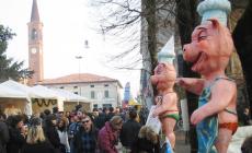 Natale, acrobazie e cicciolata