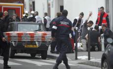 Assalto armato alla sede di Charlie Hebdo: "Un massacro"