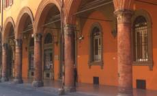 Fa i bisogni in cortile, multa di 3.300 euro