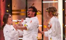 Masterchef, Antonio batte la 'parmigiana' Marisa e Maria Teresa (e fa una proposta di matrimonio)