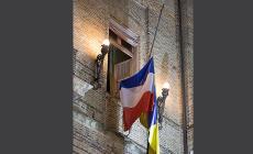 Bandiera francese a mezz'asta