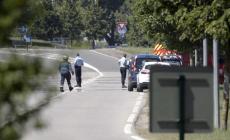 Attentato vicino a Lione: corpo decapitato, uomo mostra drappo dell’Isis