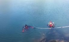Versilia, pesca in mare delle anfore romane e le ributta in acqua 